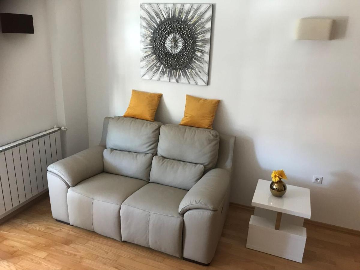 Apartment Angela With Private Garage Slot Пула Екстериор снимка